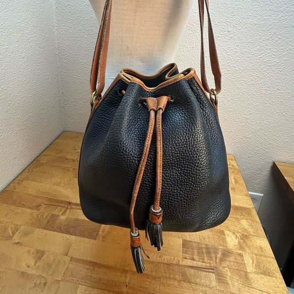 Vintage Dooney & Bourke Drawstring Bucket Bag AWL Pebble Leather Black Tan Brass - Picture 7 of 16